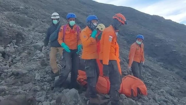 Evakuasi korban erupsi gunung marapi