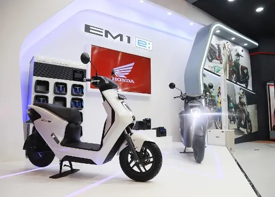 PT. Astra Honda Motor (AHM) belum lama ini memperkenalkan pilihan terbaru motor listrik terbaru, yakni EM1 e: dan EM1 e: Pluss. (Foto: Astra Honda Motor)