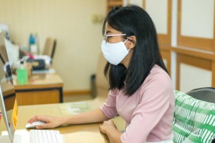 Warga diimbau untuk taat masker usai mycoplasma pneumonia dan COVID-19 menjadi waspada di Indonesia.