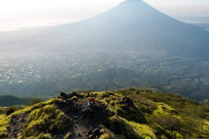 Cerita horor di Gunung Sindoro, ada sosok kakek berusia 100 tahun yang ditemui oleh pendaki penuh dengan aura mistis. Gunung Sindoro, dengan ketinggian 3.136 meter di atas permukaan laut, terkenal dengan misteri di kalangan para penggiat alam.