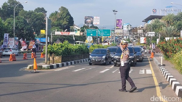 Jalur Alternatif di Puncak Bogor pada Malam Tahun Baru 2024. (Foto: Detik.com)