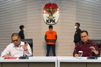 KPK menahan eks Kepala Kantor Pengawasan dan Pelayanan Bea dan Cukai Yogyakarta Eko Darmanto dalam kasus dugaan penerimaan gratifikasi.