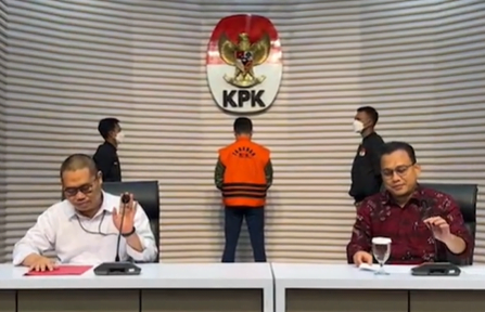 KPK menahan eks Kepala Kantor Pengawasan dan Pelayanan Bea dan Cukai Yogyakarta Eko Darmanto dalam kasus dugaan penerimaan gratifikasi.