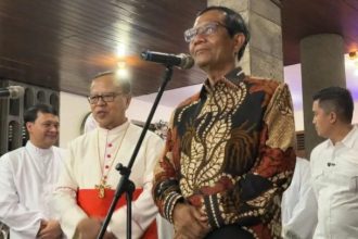 Kunjungi Gereja Katedral Jakarta saat Misa Malam Natal, calon wakil presiden nomor urut 3 Mahfud Md katakan, pemerintah telah siapkan langkah untuk mengamankan segala prosesi malam natal dan perayaan natal di Indonesia pada tahun 2023 ini.