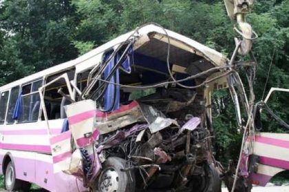 Kecelakaan bus PO Bhinneka antarkota antarprovinsi terbalik di Jalan Tol Jakarta-Cikampek pada Minggu (31/12) malam. (Foto: Suara.com)