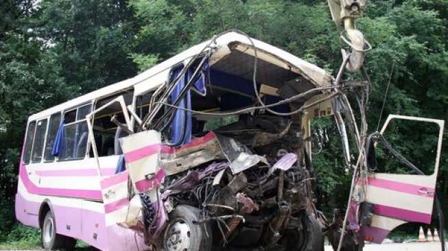 Kecelakaan bus PO Bhinneka antarkota antarprovinsi terbalik di Jalan Tol Jakarta-Cikampek pada Minggu (31/12) malam. (Foto: Suara.com)