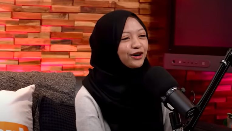 Halda Rianta menyebut ada tongkrongan hitz The Nuruls di Depok saat menjadi bintang tamu The Podcast Hub (Podhub). (Foto: Podhub)