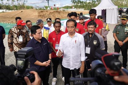 Presiden Jokowi meninjau perkembangan pembangunan Training Center (TC) PSSI di Ibu Kota Negara Nusantara (IKN), Penajam Paser Utara, Kalimantan Timur, pada Rabu, 17 Januari 2024.