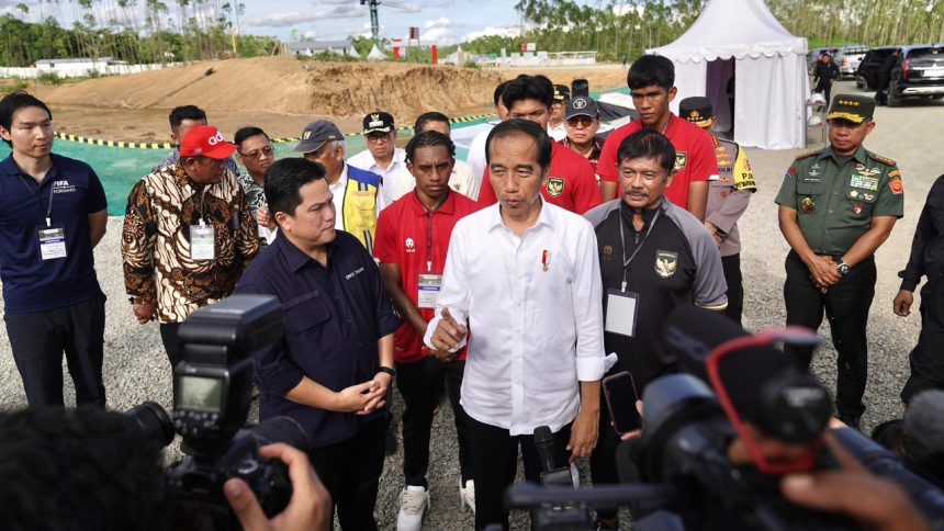 Presiden Jokowi meninjau perkembangan pembangunan Training Center (TC) PSSI di Ibu Kota Negara Nusantara (IKN), Penajam Paser Utara, Kalimantan Timur, pada Rabu, 17 Januari 2024.