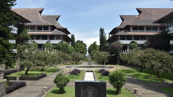 Kampus ternama di Indonesia, ITB sedang ramai dibicarakan publik dengan isu penawaran solusi pinjol berbunga bagi mahasiswa menunggak UKT. (foto: ITB)