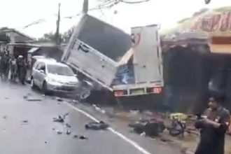 Fakta-fakta kecelakaan beruntun terjadi di Jalan Raya Tugu, Cisarua, Kabupaten Bogor pada Selasa (23/1/2023). Terlihat dari video beredar, insiden ini hingga mengakibatkan truk box putih terbelah. (Foto Tangkapan layar video)