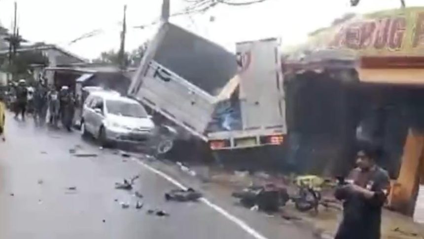Fakta-fakta kecelakaan beruntun terjadi di Jalan Raya Tugu, Cisarua, Kabupaten Bogor pada Selasa (23/1/2023). Terlihat dari video beredar, insiden ini hingga mengakibatkan truk box putih terbelah. (Foto Tangkapan layar video)