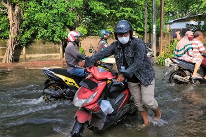 Pertolongan pertama saat motor mogok kena banjir banyak dicari oleh pengendara, lantaran guyuran hujan di berbagai daerah sudah tiba. (Foto: Antara)