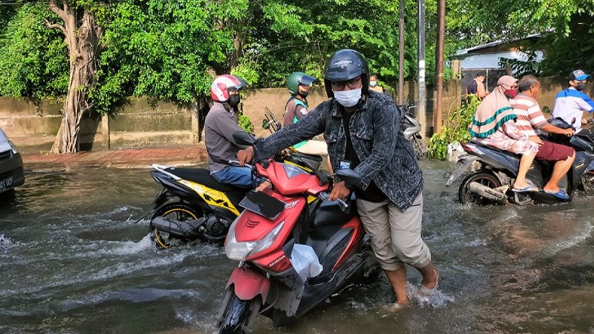 Pertolongan pertama saat motor mogok kena banjir banyak dicari oleh pengendara, lantaran guyuran hujan di berbagai daerah sudah tiba. (Foto: Antara)
