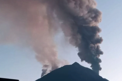 Fakta-fakta sebanyak 1.172 warga Wulanggitang NTT mengungsi imbas erupsi Gunung Lewotobi Laki-laki di Flores Timur, NTT.