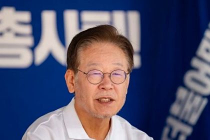 Fakta-fakta Lee Jae Myung, pemimpin Partai Demokrat Korea Selatan yang merupakan sebuah partai oposisi ditikam lehernya, saat berkunjung ke kota pelabuhan selatan Busan.