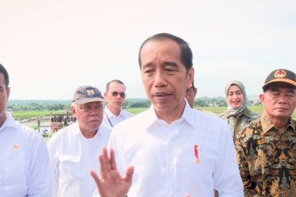 Presiden Jokowi sebut kini petani dapat menggunakan KTP untuk membeli pupuk sebagai bagian dari suksesnya sebuah lahan pertanian, dan kerena sudah masuk musim hujan yang ditandai dengan hujan sudah turun.