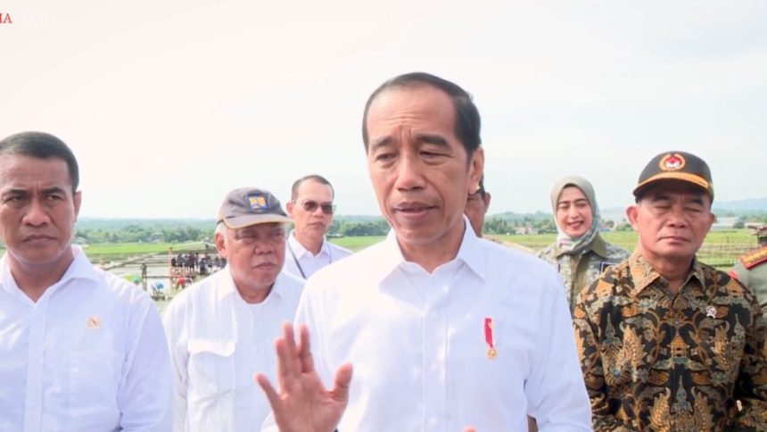 Presiden Jokowi sebut kini petani dapat menggunakan KTP untuk membeli pupuk sebagai bagian dari suksesnya sebuah lahan pertanian, dan kerena sudah masuk musim hujan yang ditandai dengan hujan sudah turun.