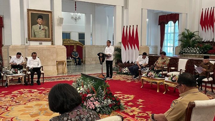 Presiden Joko Widodo (Jokowi) meminta keamanan digital terus ditingkatkan, dengan tenggat waktu bulan enam atau Juni 2024 harus sudah selesai semuanya.