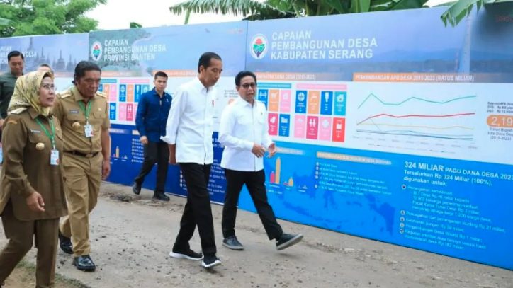 Sesuai dengan regulasi yang ditetapkan oleh pemerintah, Presiden Joko Widodo (Jokowi) berjanji bakal menaikkan dana desa yang akan diterima seluruh desa di Indonesia hingga bakal awasi pemanfaatannya.