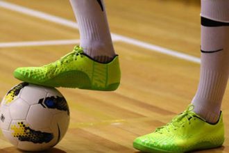 Merawat sepatu futsal bagian yang penting agar alas kaki khusus tersebut tetap nyaman saat digunakan, dan makin tahan lama. (Foto: shopee)