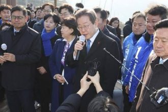 Profil dan Biodata Lee Jae-myung, pemimpin oposisi Korea Selatan (Korsel) yang pernah mogok makan selama 24 hari, dan kini ditikam di leher oleh seorang tak dikenal di depan para wartawan, Selasa, 2 Januari 2024, saat berkunjung ke Kota Busan untuk mengunjungi lokasi pembangunan bandara.