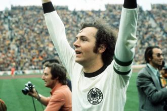 Profil dan biodata Franz Beckenbauer, seorang legenda Timnas Jerman dan Bayern Munchen telah meninggal dunia pada usia 78 tahun pada Selasa, 9 Januari 2024 akibat kondisi kesehatannya yang terus menurun sejak beberapa tahun terakhir. Der Kaiser sempat berjuang melawan penyakit parkinson dan demensia.
