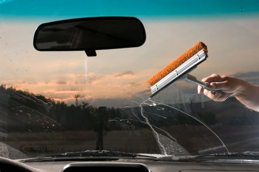 Tentunya dalam berkendara memerlukan pandangan yang jernih, agar tak terjadi hal-hal yang tidak diinginkan ini gejala kaca mobil berjamur. (Foto: Suzuki Indonesia)