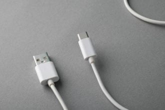 Alasan Uni Eropa wajibkan semua perangkat elektronik pakai USB Type-C mulai 2024, bertujuan untuk meningkatkan inovasi dalam teknologi pengisian daya perangkat elektronik, mengurangi limbah elektronik, dan menyederhanakan penggunaan pengisi daya.