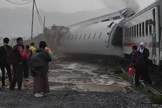 Kecelakaan kereta api di Cicalangka, Kabupaten Bandung menambah daftar kecelakaan kereta di Indonesia. (Foto: Twitter)