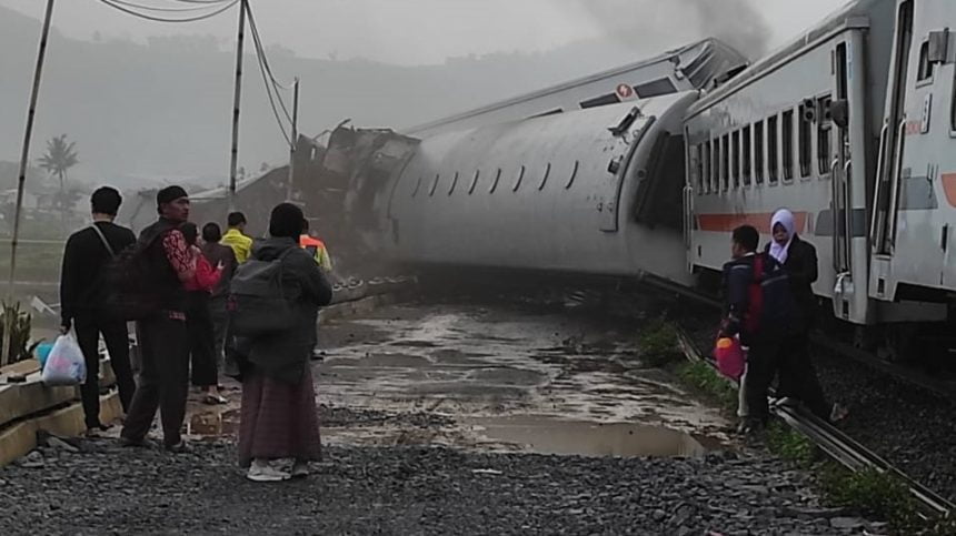 Kecelakaan kereta api di Cicalangka, Kabupaten Bandung menambah daftar kecelakaan kereta di Indonesia. (Foto: Twitter)