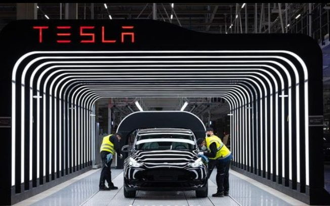 Tesla menarik kembali lebih dari 1,6 juta kendaraan di Tiongkok karena perangkat lunak kemudi dan sistem penguncian pintu mengalami eror. (Foto: Instagram/teslamotors)