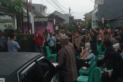 Proses pemungutan suara di TPS di komplek Pondok Maharta, Kelurahan Pondok Kacang Timur, Kecamatan Pondok Aren, Tangerang Selatan diwarnai adu mulut antara petugas TPS dan pemilih. (Foto: inversi.id)