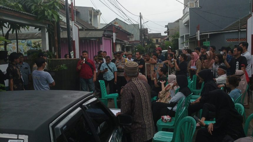 Proses pemungutan suara di TPS di komplek Pondok Maharta, Kelurahan Pondok Kacang Timur, Kecamatan Pondok Aren, Tangerang Selatan diwarnai adu mulut antara petugas TPS dan pemilih. (Foto: inversi.id)