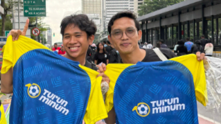 Masyarakat sangat antusias mengikuti permainan pada kegiatan Car Free Day (CFD) Fun Turun Minum di kawasan Thamrin Nine, Sudirman, Jakarta Selatan, Minggu (25/2/2024). Mereka juga mendapatkan hadiah menarik seperti jersey. (Foto: inversi.id)