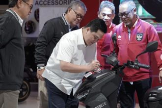 Menteri BUMN Erick Thohir meluncurkan Motor Gesits Garuda di ajang pameran Indonesia Intenational Motor Show (IIMS) di JIExpo Kemayoran, Jakarta pada Minggu (18/2/2024). (Foto: Tangkapan Layar Instagram)