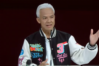 Capres nomor urut 3 Ganjar Pranowo melarang pernikahan dini karena menyebabkan sejumlah risiko bagi ibu dan anak dalam Debat Kelima Capres 2024. (Foto: Tangkapan Layar/YouTube)