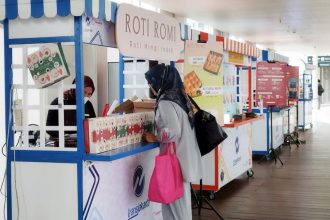 PT TransJakarta mengalokasikan ruang usaha hingga 30 persen di sejumlah halte untuk gerai UMKM sebagai mendukung ekonomi masyarakat. (Foto: Kompas.com)