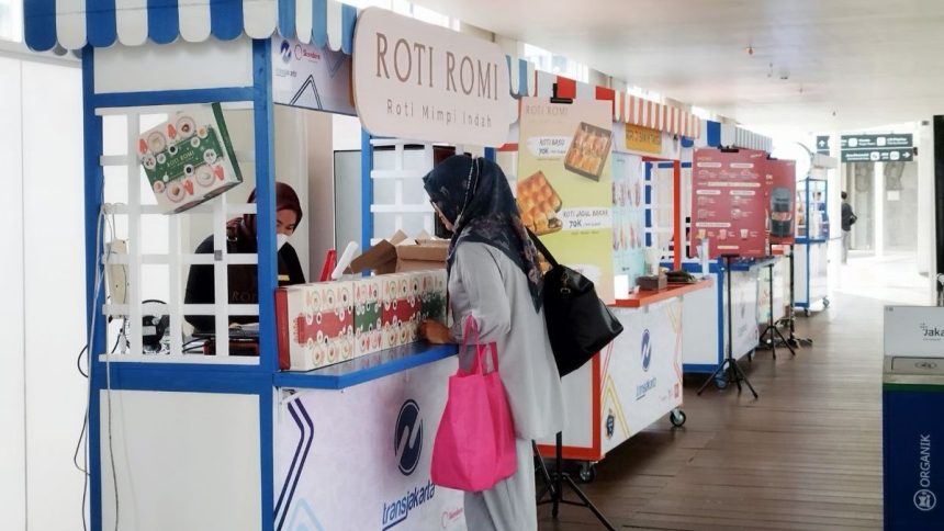 PT TransJakarta mengalokasikan ruang usaha hingga 30 persen di sejumlah halte untuk gerai UMKM sebagai mendukung ekonomi masyarakat. (Foto: Kompas.com)