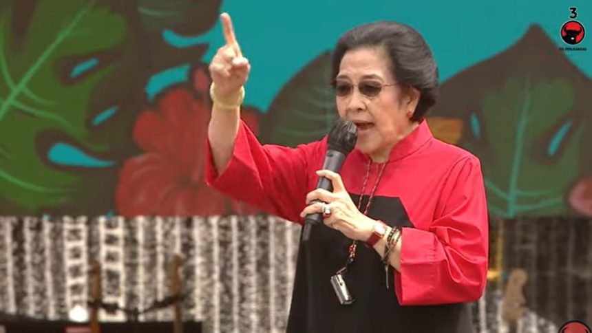 Megawati Soekarnoputri mengingatkan secara khusus ibu-ibu agar tidak mudah kesengsem terhadap kepada peserta Pilpres 2024 yang memberikan bansos. (Foto: Tangkapan Layar/YouTube)