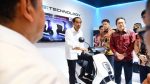 Presiden Joko Widodo atau Jokowi menaiki motor listrik di Indonesia International Motor Show atau IIMS 2023. (Foto: Pinterest)