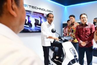 Presiden Joko Widodo atau Jokowi menaiki motor listrik di Indonesia International Motor Show atau IIMS 2023. (Foto: Pinterest)