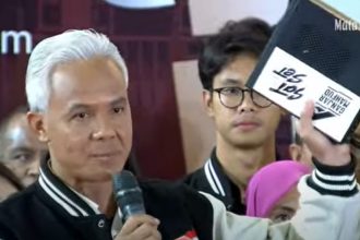 Capres Ganjar Pranowo menjanjikan internet gratis menggunakan sat set box atau sat set net jawaban dari ketimpangan akses digital. (Foto: Tangkapan Layar/YouTube: Narasi)