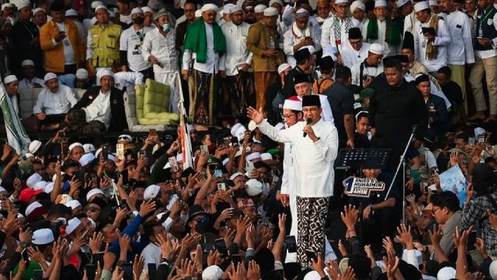 Calon wakil presiden nomor urut 3, Mahfud MD mengungkapkan dia akan mundur dari jabatannya sebagai Menteri Koordinator Bidang Politik, Hukum, dan Keamanan di Kabinet Indonesia Maju.