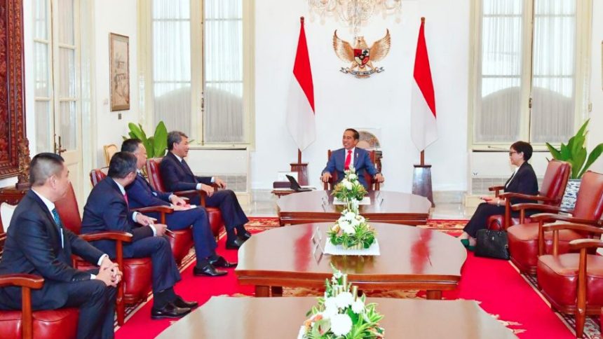 Terima kunjungan Menteri Luar Negeri (Menlu) Malaysia Mohammad Hasan di Istana Merdeka, Jakarta, Presiden Joko Widodo membahas soal perlindungan pekerja migran hingga kerja sama ekonomi.