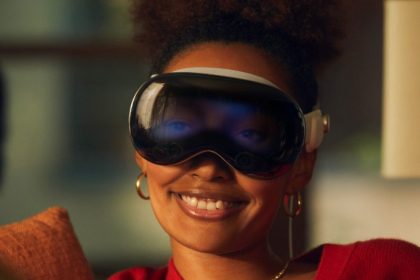 Sejumlah pembeli pertama kacamata VR/AR milik Apple, Vision Pro, memutuskan untuk mengembalikan produk tersebut ke toko tempat mereka membelinya. Para pembeli mengalami ketidaknyamanan seperti pusing dan mual setelah menggunakan kacamata yang dihargai sekitar US$3.500 atau Rp54,7 juta tersebut.