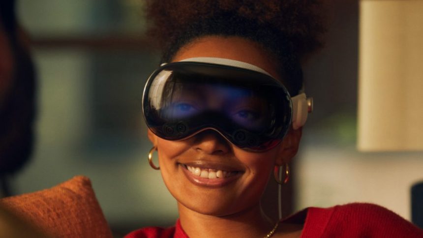 Sejumlah pembeli pertama kacamata VR/AR milik Apple, Vision Pro, memutuskan untuk mengembalikan produk tersebut ke toko tempat mereka membelinya. Para pembeli mengalami ketidaknyamanan seperti pusing dan mual setelah menggunakan kacamata yang dihargai sekitar US$3.500 atau Rp54,7 juta tersebut.