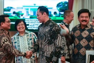 Usai bersalaman saat rapat kabinet, Kepala Staf Kepresidenan (KSP) Moeldoko sebut Menteri ATR Agus Harimurti Yudhoyono (AHY) adalah satu rekan dalam Kabinet Indonesia Maju pimpinan Presiden Joko Widodo dan Wakil Presiden Ma'ruf Amin.