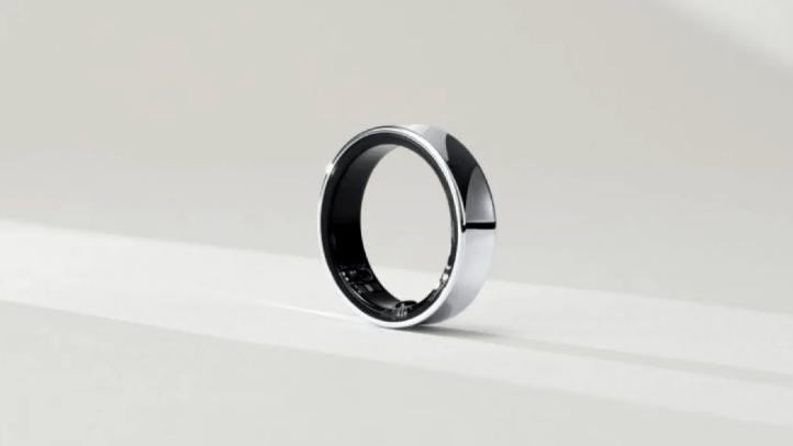 Samsung resmi meluncurkan cincin pintar Galaxy Ring di ajang Mobile World Congress (MWC) 2024, sebuah perangkat wearable yang dirancang untuk fokus pada kesehatan dan kebugaran. Cincin ini menampilkan desain minimalis namun kokoh, dengan pilihan warna perak platinum, emas, dan hitam keramik.