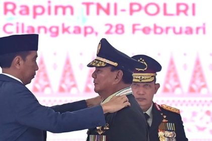 Fakta-fakta Presiden Joko Widodo atau Jokowi berikan gelar Jenderal Kehormatan pada Menteri Pertahanan (Menhan) Prabowo Subianto dan tegaskan prosesnya dari bawah.